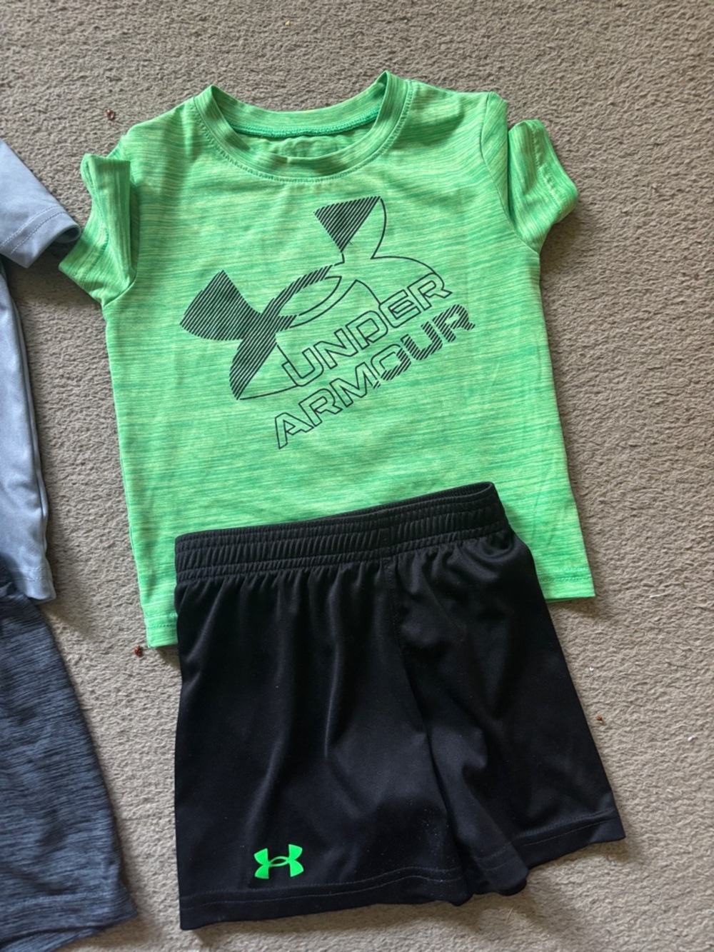 Under Armour Boys Gray Athletic Tee with White Logo - Picture 5 of 5